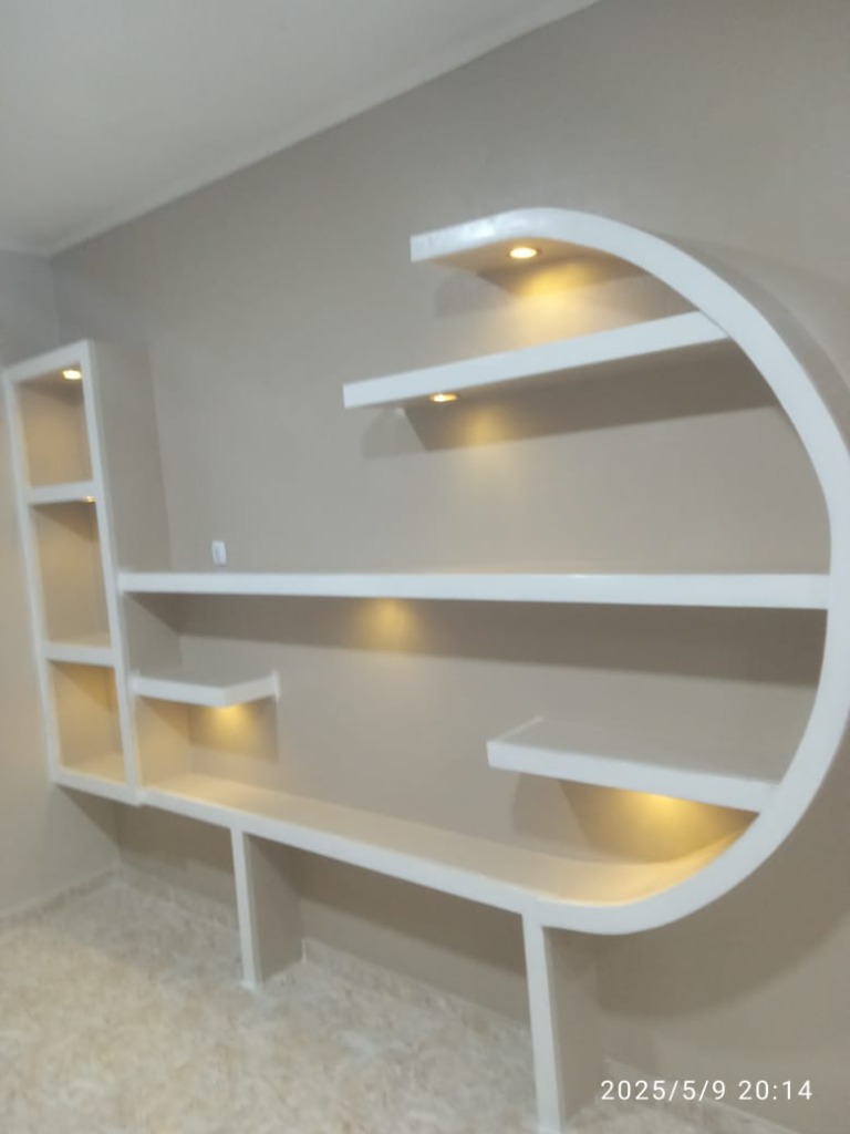Proyecto Mueble y Estantería Curva de Pladur con Iluminación